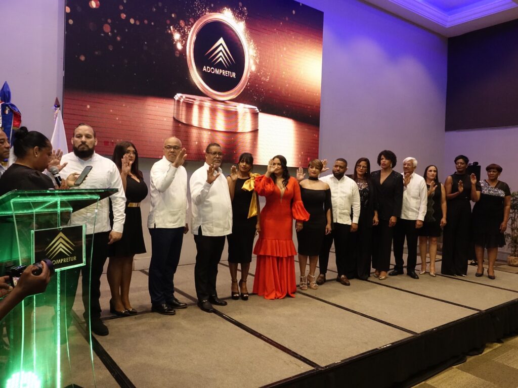 Miguelina Santos hace el juramento a la junta directiva de Adompretur 2025-2027.