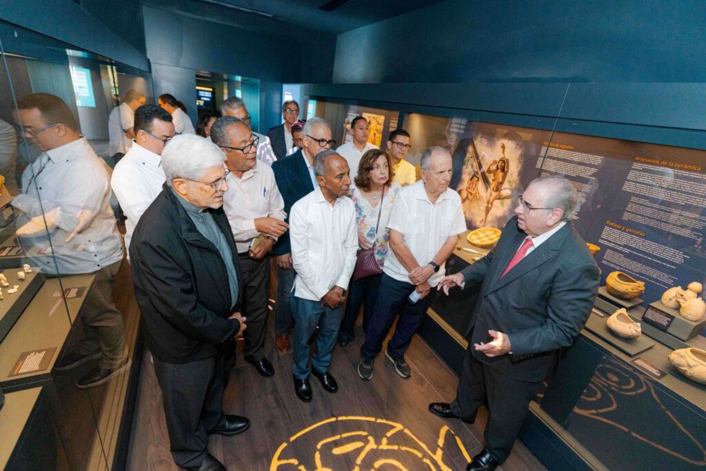 El grupo fue guiado por arqueólogo e historiador Manuel
García Arévalo.