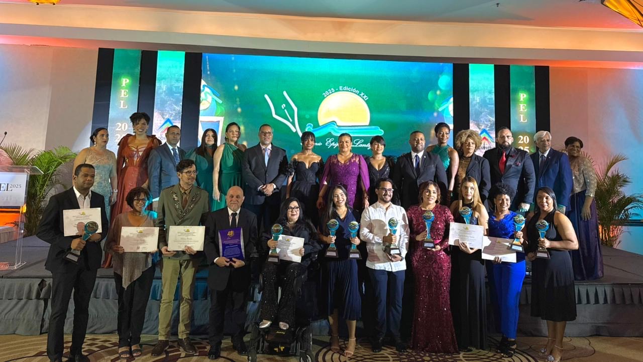 La junta directiva de Adompretur junto a los ganadores del PEL 2025.