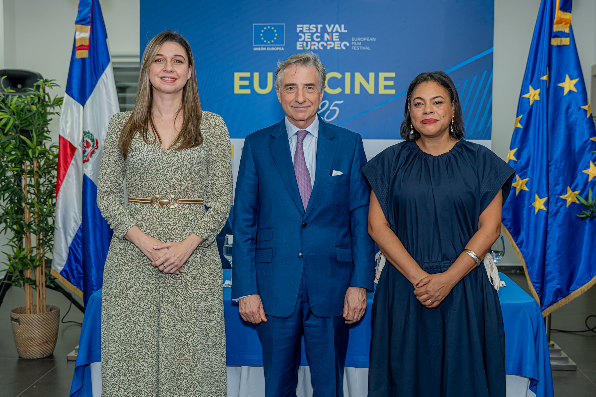 Marianna Vargas Gurilieva, Embajador Raúl Fuentes Milani, Desiree Reyes.