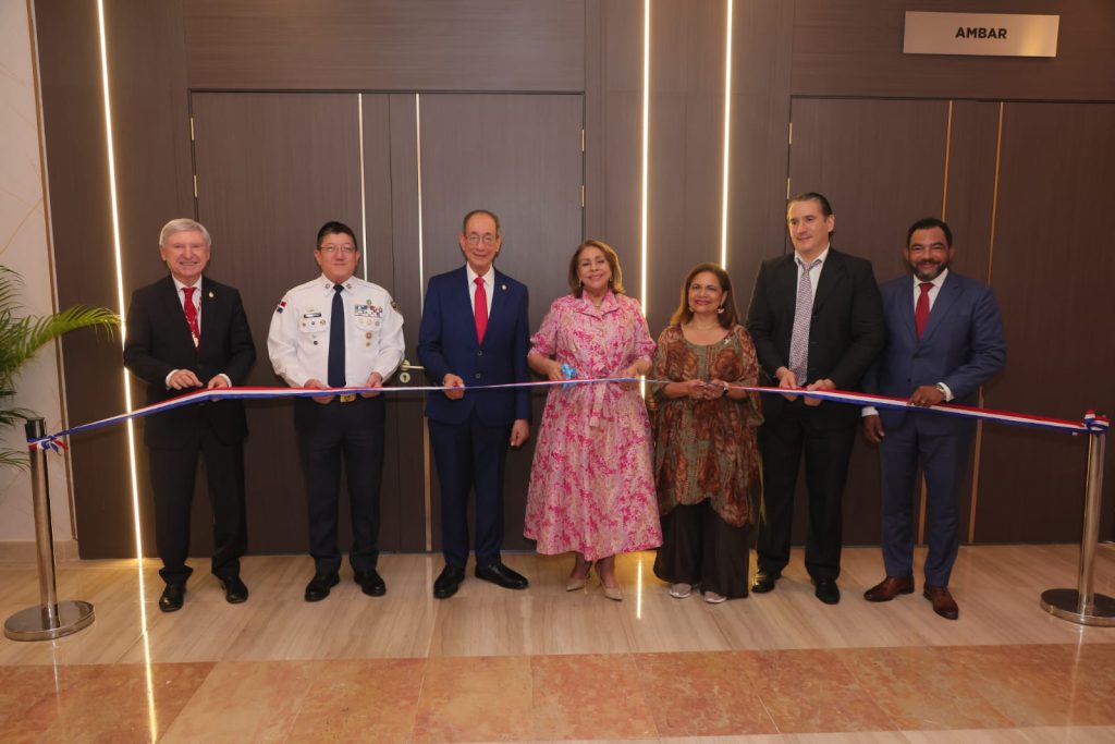Carlos Rodoli,  Luis Felipe Aquino, Luisa María de Aquino,  Edward Woll y Alejandro Rubin durante el corte de la cinta inaugural de la edición 2025 de la BTC.