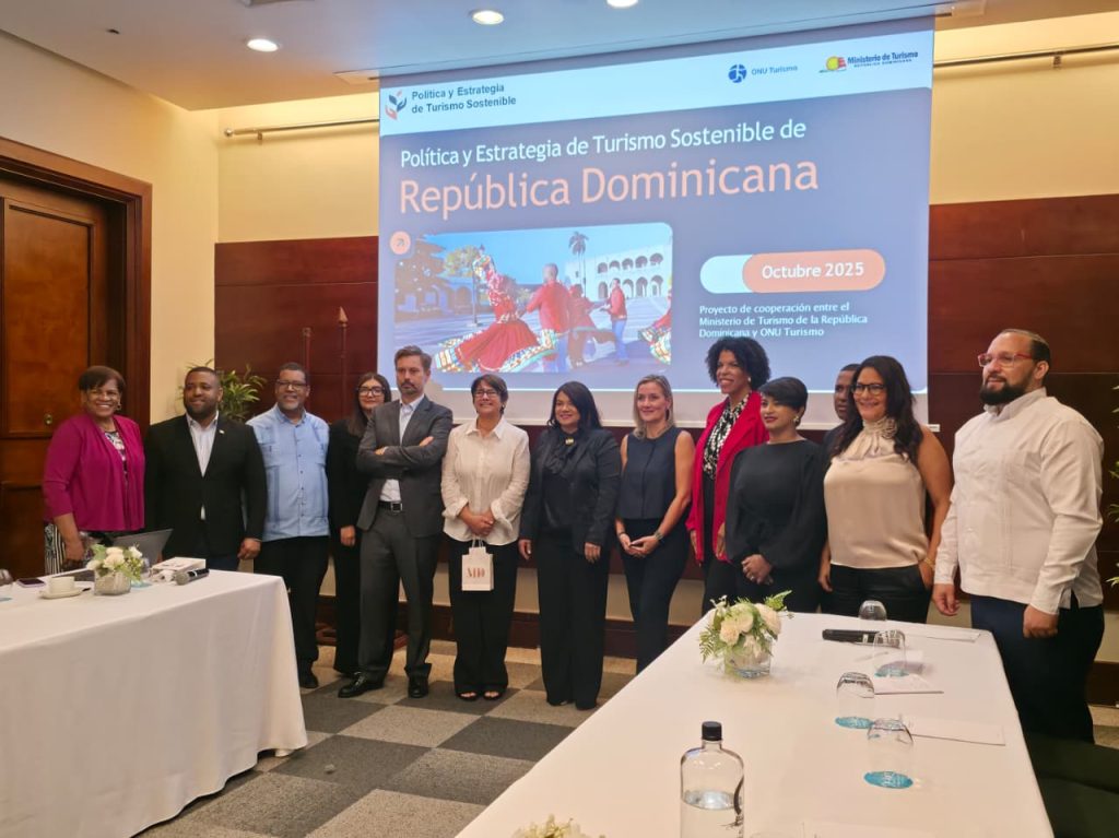 La junta directiva de Adompretur junto a representantes de ONU Turismo.