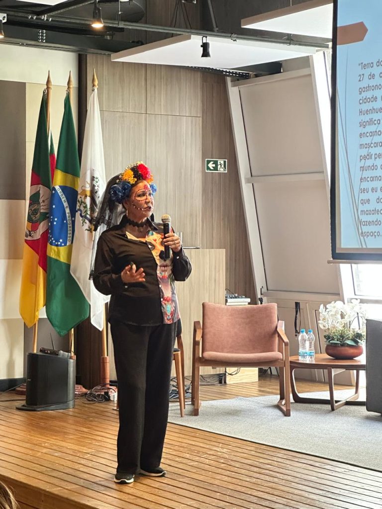 Lilia Lara, durante su disertacion sobre el Dia de Muertos en Mexico.