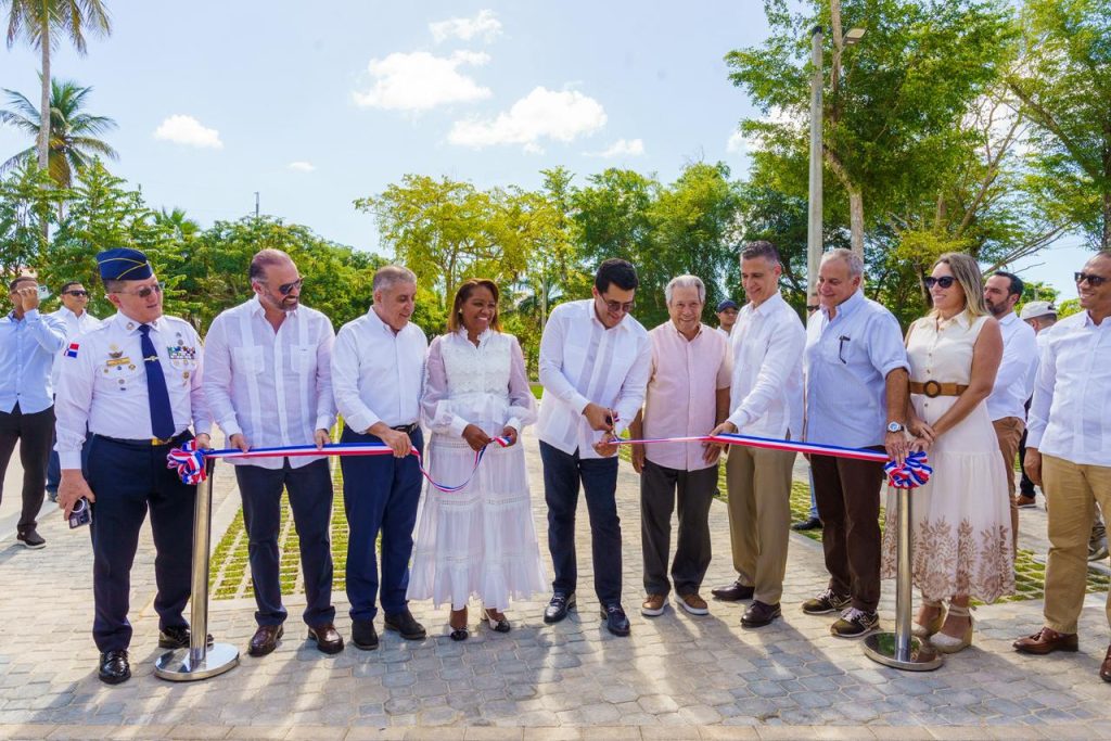 Foto corte de cinta: Gral. Minoru Matsunaga, Jorge Sturla, Andrés Hernández, Yessenia Brito, David Collado, Rafael Blanco Canto, Andrés Pichardo, Luís Emilio Rodríguez, Ana García Sotoca.