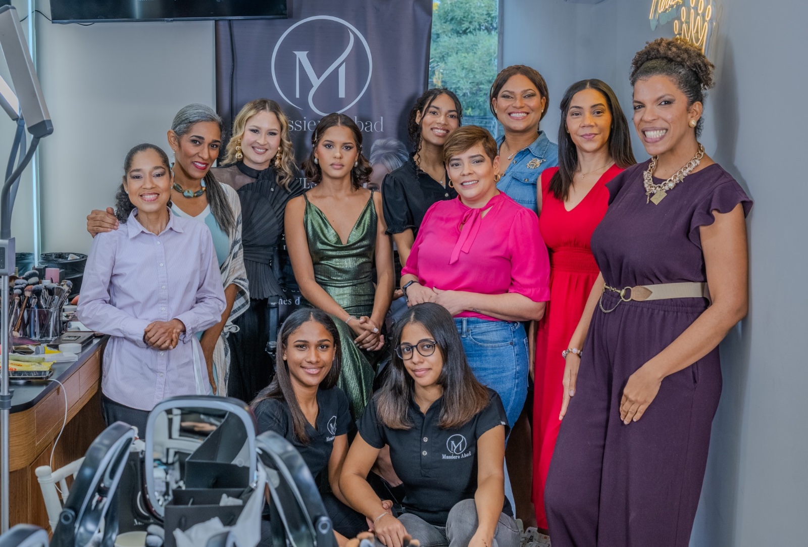 Grupo de participantes en el taller de automaquillaje de Massiere Abad.