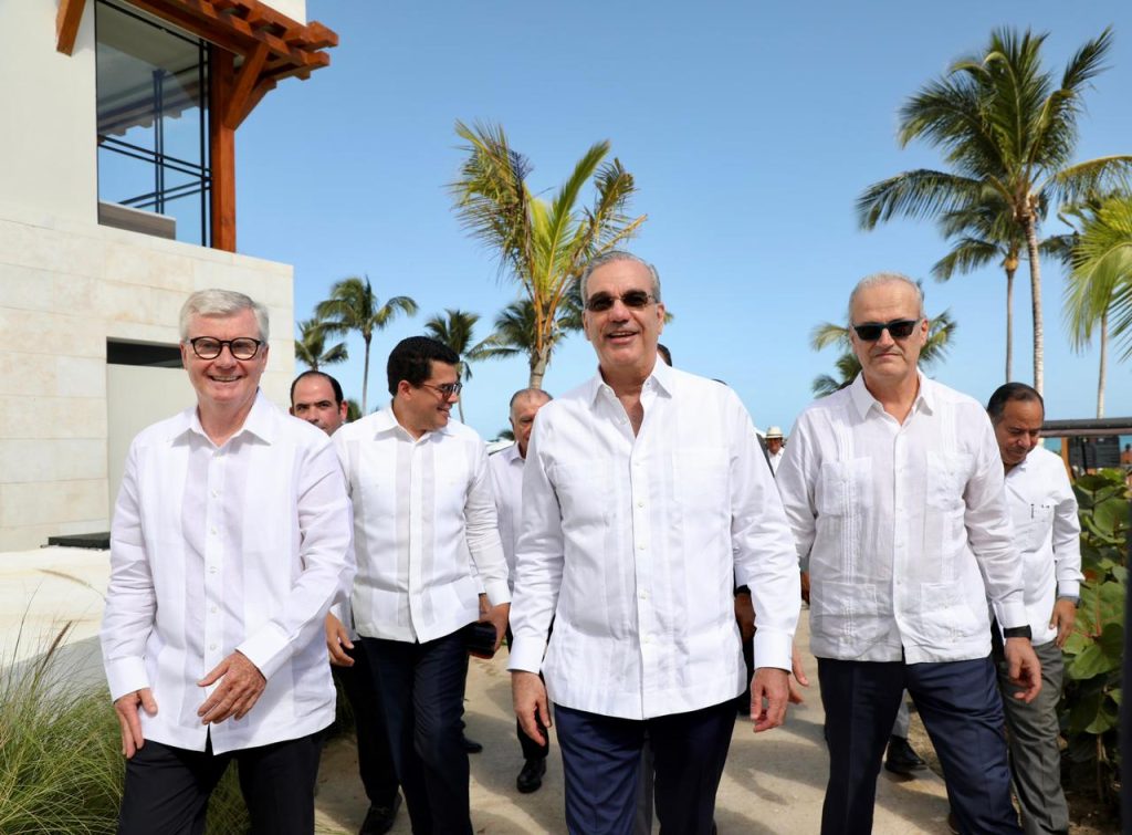 Presidente Luis Abinader junto a directivos de Hyatt Inclusive Collection.