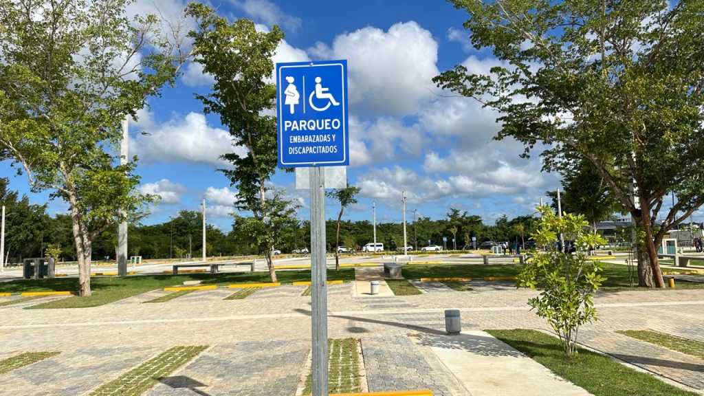 Parqueos para embarazadas y limitados de movilidad.