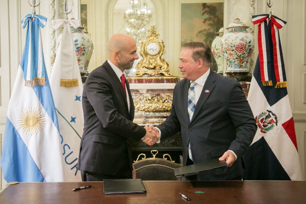 Héctor Porcella, presidente de la JAC, y Franco Mogetta Prevedello, secretario de Aviación Civil de Argentina, durante la firma del MOU y el Acuerdo de Servicios Aéreos.