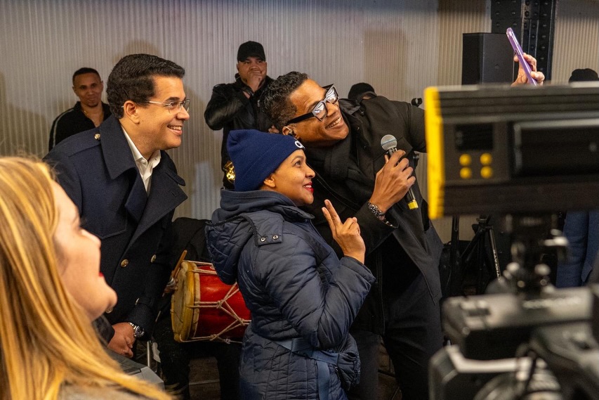 David Collado, ministro de Turismo, y Jandy Ventura, artista dominicano compartiendo con asistente a la inauguración de la ruta promocional.