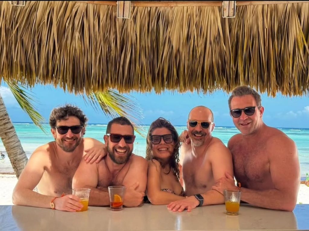 Parte del elenco disfrutando de las instalaciones del resort.