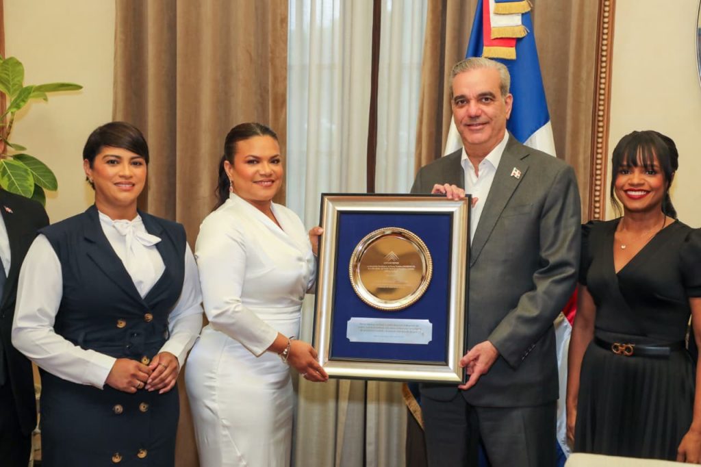 Carmen Bretón, secretaria general; Sarah Hernández, presidenta de Adompretur, el presidente de la República, Luis Abinader y la vicepresidente de Adompretur Millizen Uribe, durante la placa de reconocimiento al mandatario.