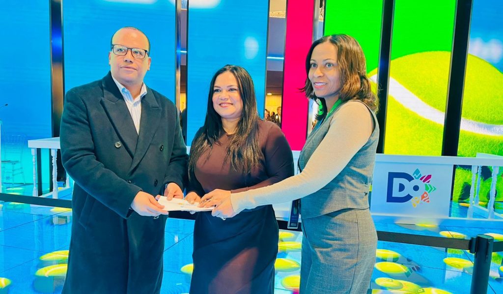 Frank Segura, Sarah Hernández y Maribel Santos tras la firma del convenio entre Adompretur y Foro DoMadrid.