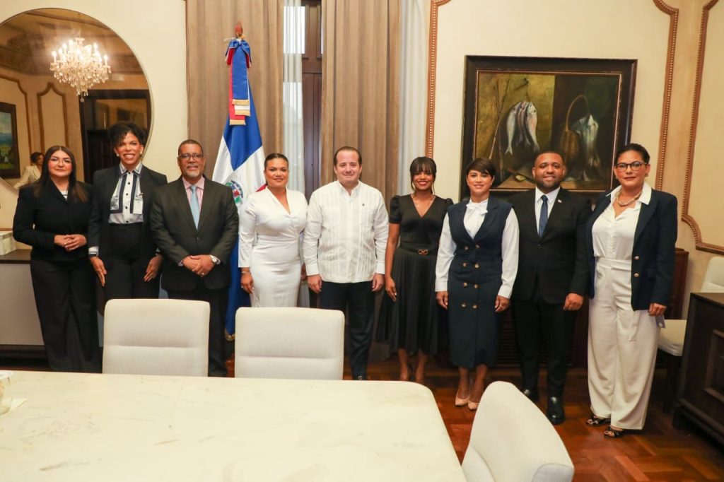 El ministro de la Presidencia, José Ignacio Paliza, junto a la comitiva de Adompretur.