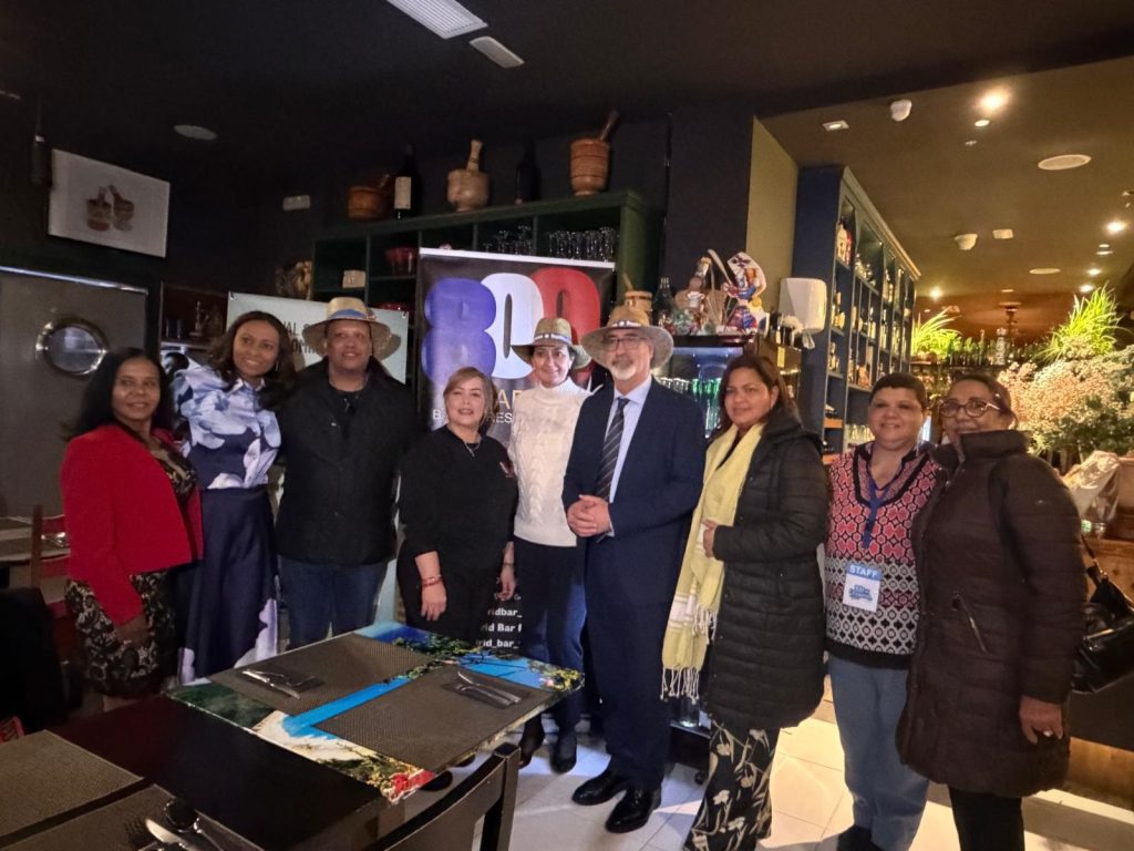 Participantes en la ruta gastronómica de Tetuán y Arganzuela encabezada por el embajador dominicano en España, Tony Raful.