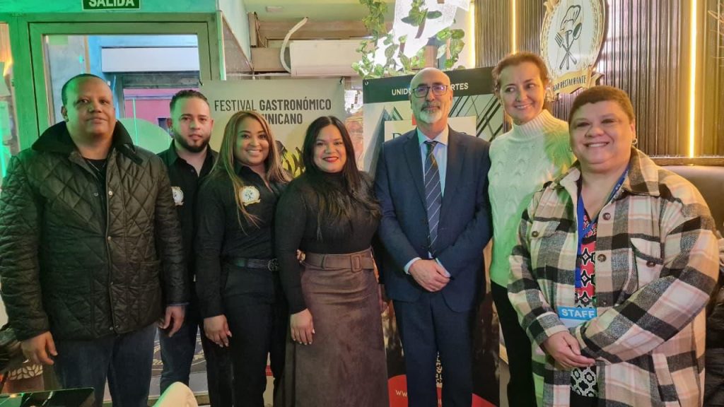 Frank Segura, Danny Ureña de los Santos, Haydee Paulino Clemente, Sarah Hernández, José Herrera de la Morena, Dolkisa Olivares y Dolo.