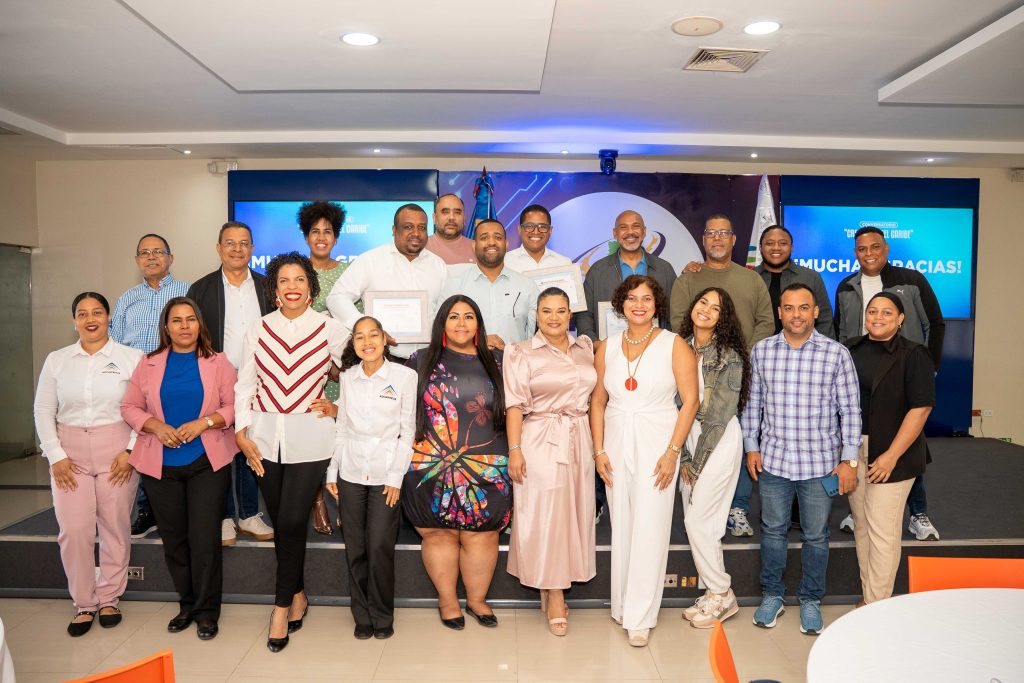 Los expositores Luis Medina, Jacinto Fernández y Núñez y Salvador Batista junto a Sarah Hernández, presidenta de Adompretur; Abraham Núñez, presidente de Adompretur Joven y los periodistas participantes.