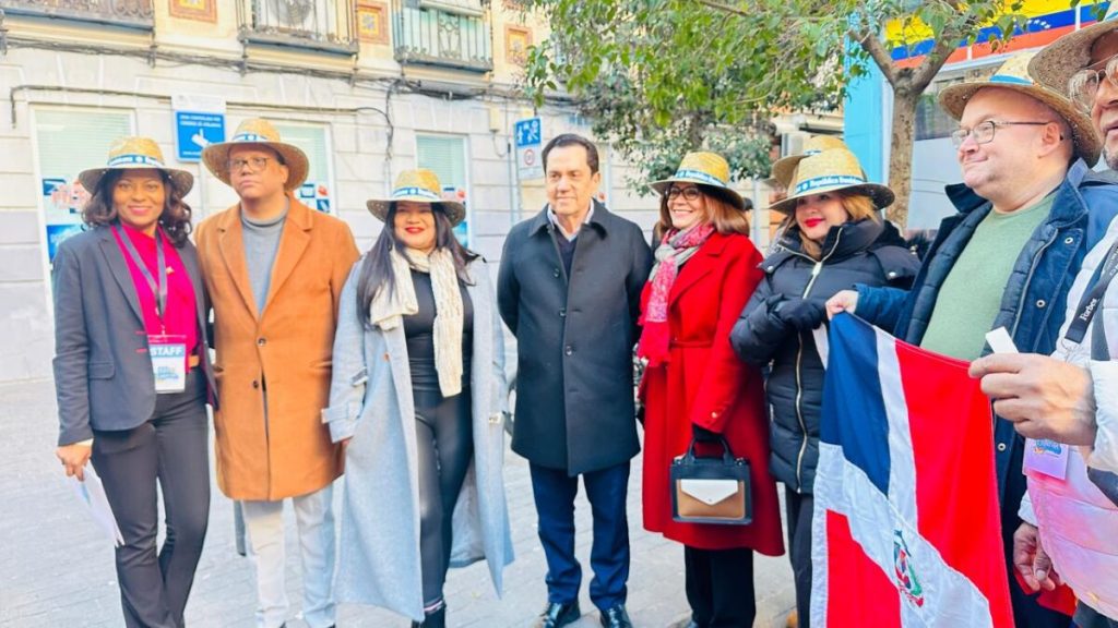 Participantes en la En la Ruta Gastronómica de Legazpi, encabezada por la concejala presidenta de Arganzuela del Ayuntamiento de Madrid, Dolores Navarro Ruiz.