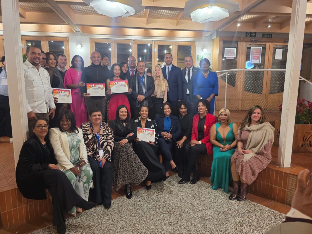 Periodistas reconocidos en la Gala Empresarial por sus aportes a la gastronomía dominicana.