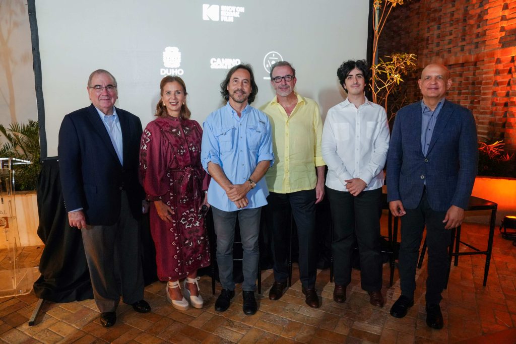 De izquierda a derecha, los señores Manuel García Arévalo, Carmen Rita Cordero,
Carlos León, Cruz Apestegui, Íñigo Apestegui y José Enrique Delmonte.