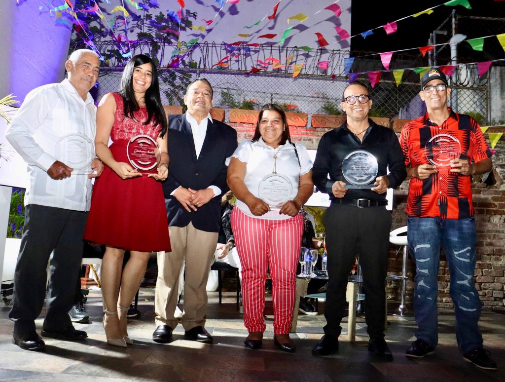 El director general de la ONDA junto a las personalidades reconocidas en La Vega.