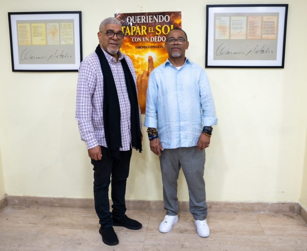 Jesús Nova y el escritor José Israel Beltre.