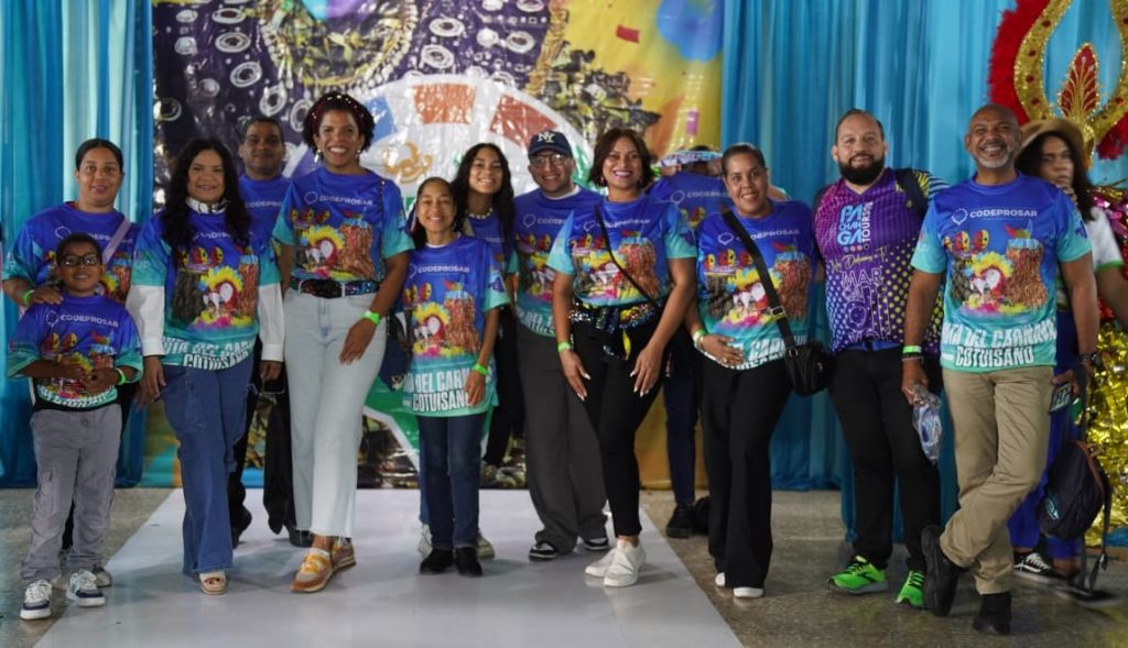 Miembros de Adompretur en el Carnaval de Cotuí.