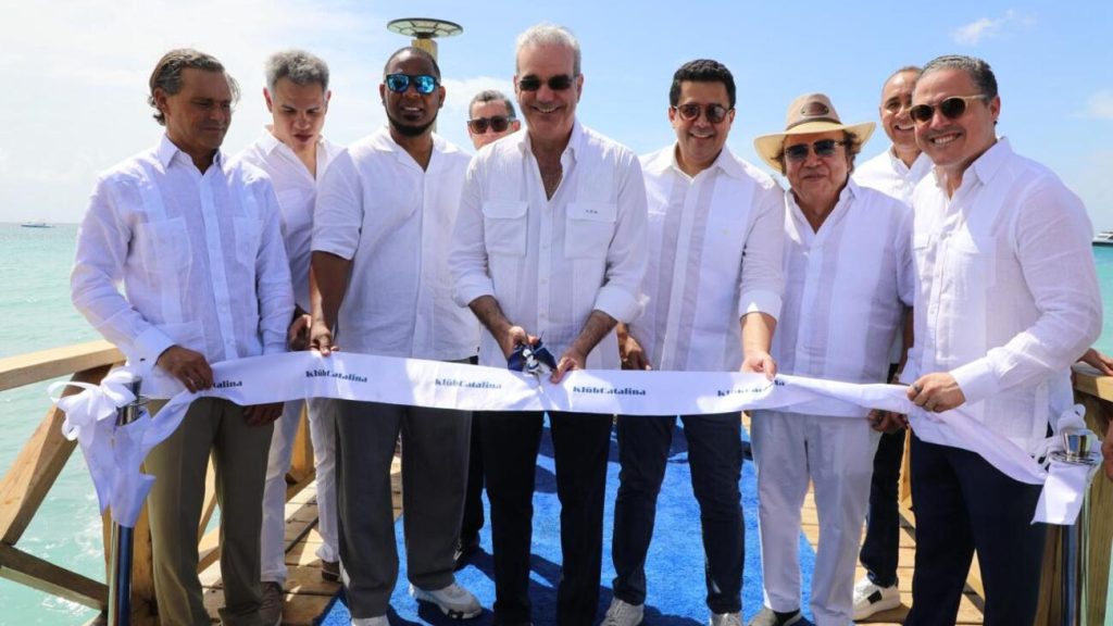 Presidente Abinader junto al ministro de Turismo, David, Collado, y otros representantes del sector público y privado durante la inauguración del club de playa. 