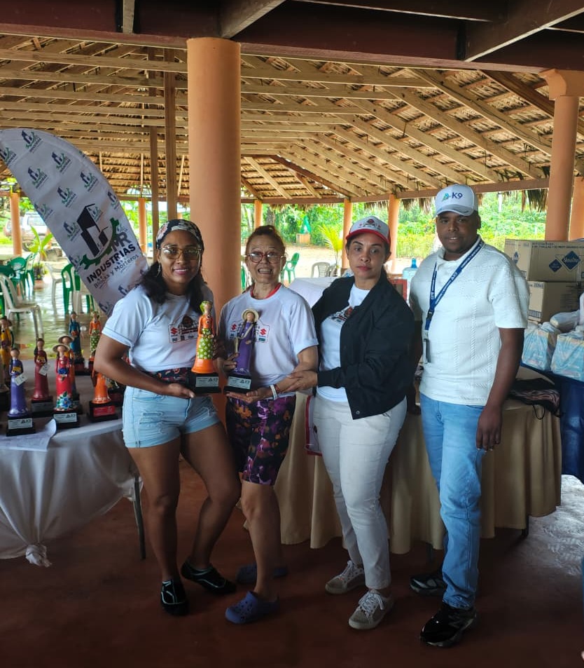 Dos participantes del Rally de la Mujer reciben su premio.