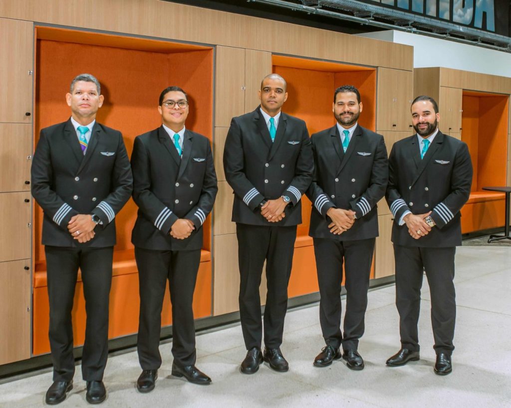 Equipo de capitanes y primer oficial dominicanos.