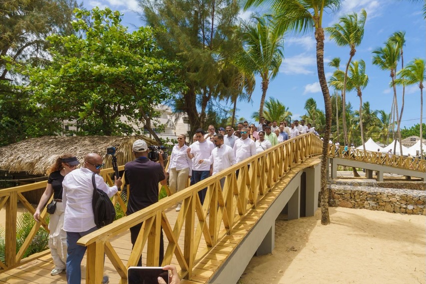David Collado, ministro de Turismo, junto a representantes del sector privado y oficial de la región recorriendo las nuevas pasarelas.