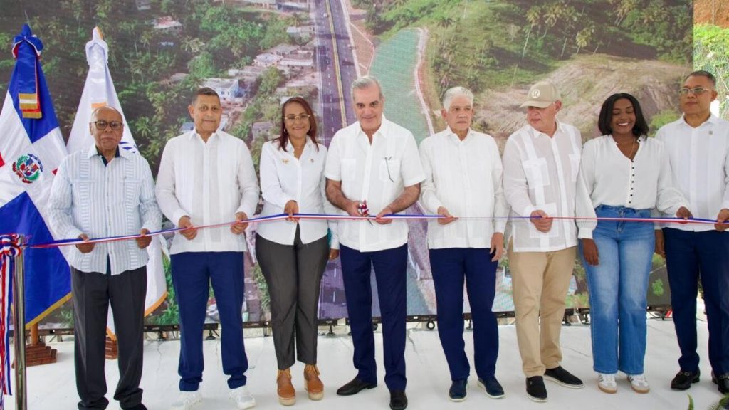 El presidente Luis Abinader junto a representantes del sector público y privado, durante la inauguración de la nueva vía en Samaná.