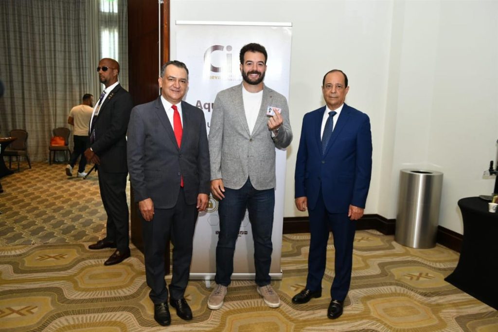 Austin Wells, beibolista de grandes ligas, junto a el presidente de la JCE, Román Andrés Jáquez Liranzo y el miembro titular Rafael Armando Vallejo Santelises, durante la jornada de entrega de la nueva cedula a a integrantes de la selección dominicana del Clásico Mundial de Béisbol 2026.
