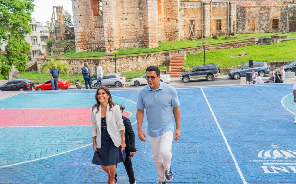 Leah Francis Campos-Schandlbauer y el ministro David Collado.