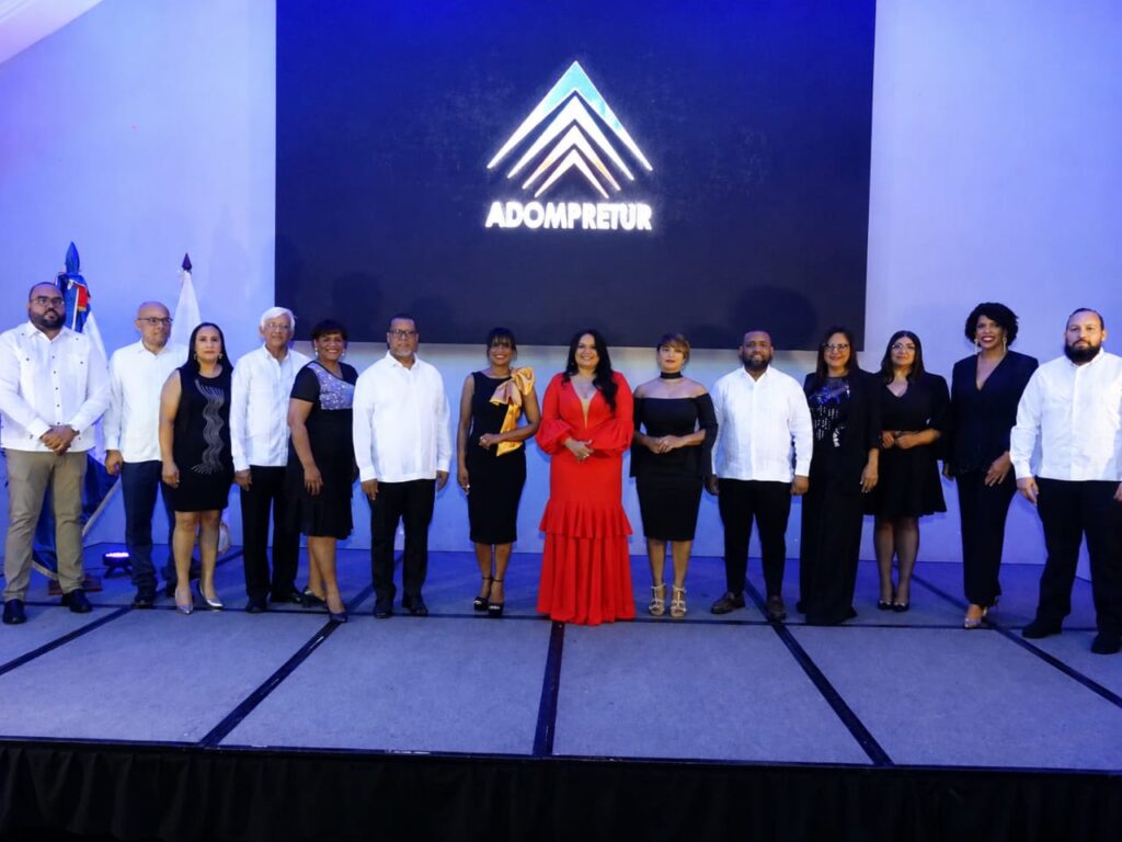Sarah Hernández, presidenta de Adompretur con su junta directiva 2025-2027.