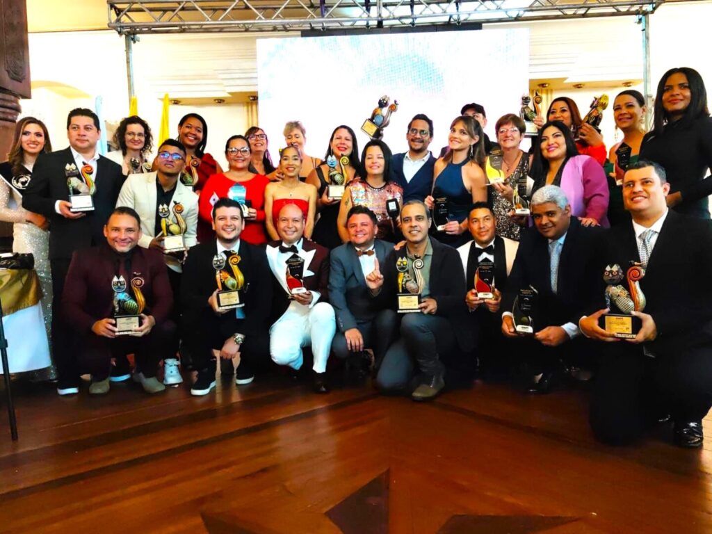 Ganadores y periodistas invitados al Pasaporte Abierto 2024 celebrado en Buga, Colombia.
