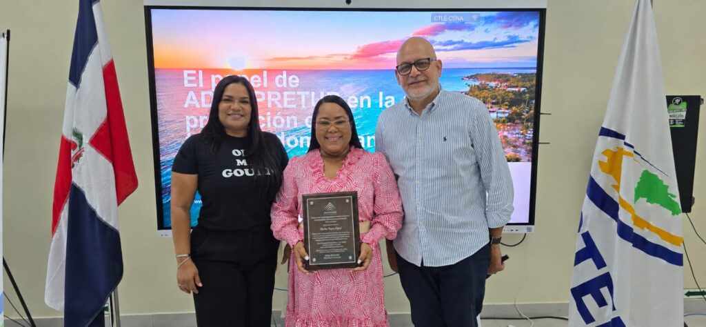 Sarah Hernández, Paula Reyes y Julián Mercedes.