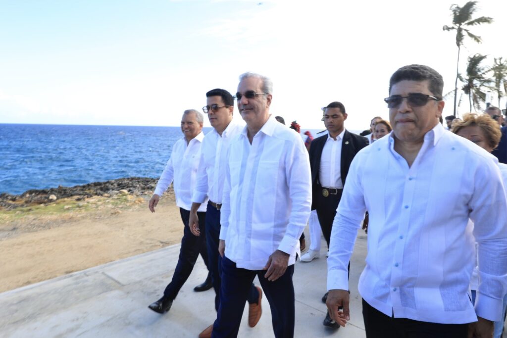 Presidente Abinader y David Collado inauguran segunda etapa del malecón de Santo Domingo Este