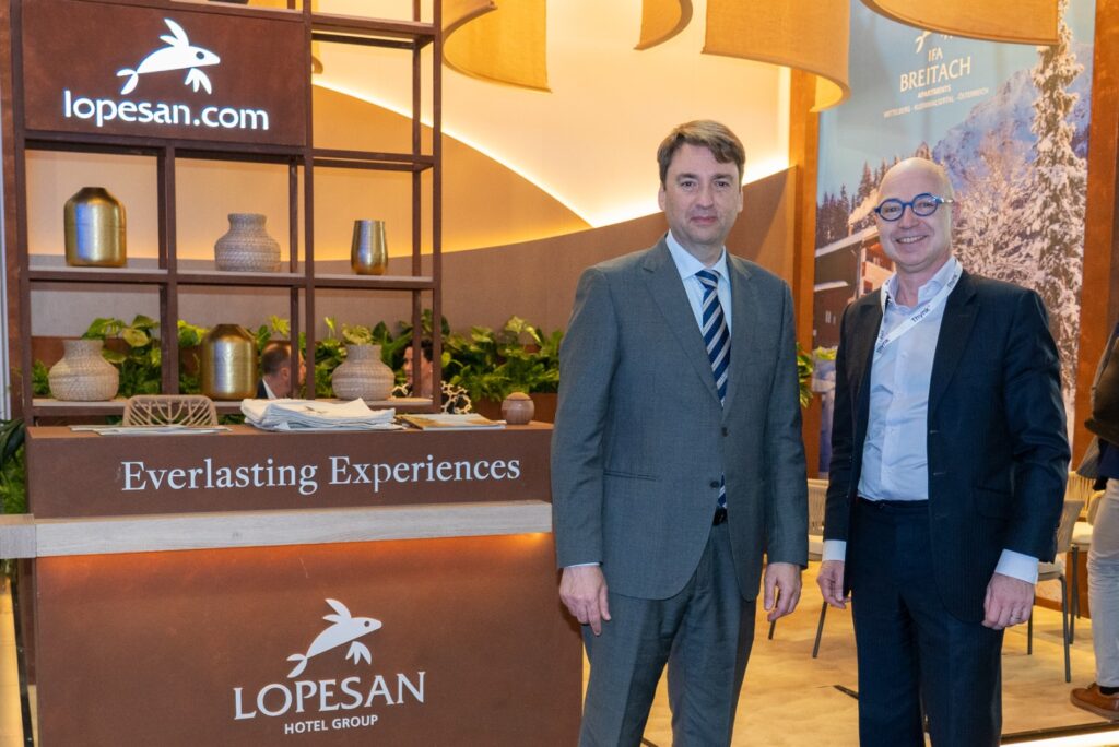 El director comercial de Lopesan Hotel Group, Juan Santana, junto al CEO de Think, Pascal Petit, durante el encuentro mantenido en Berlín en el marco de la ITB Berlin.