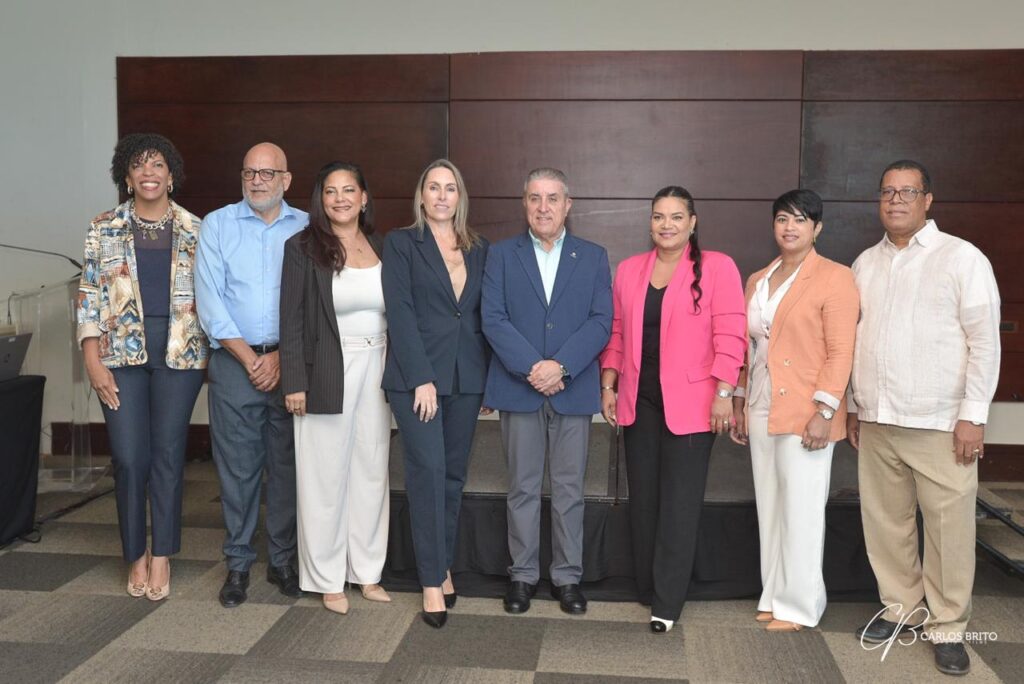 Driectivos de la Asociación de Hoteles La Romana-Bayahibe junto a miembros de la directiva de Adompretur.