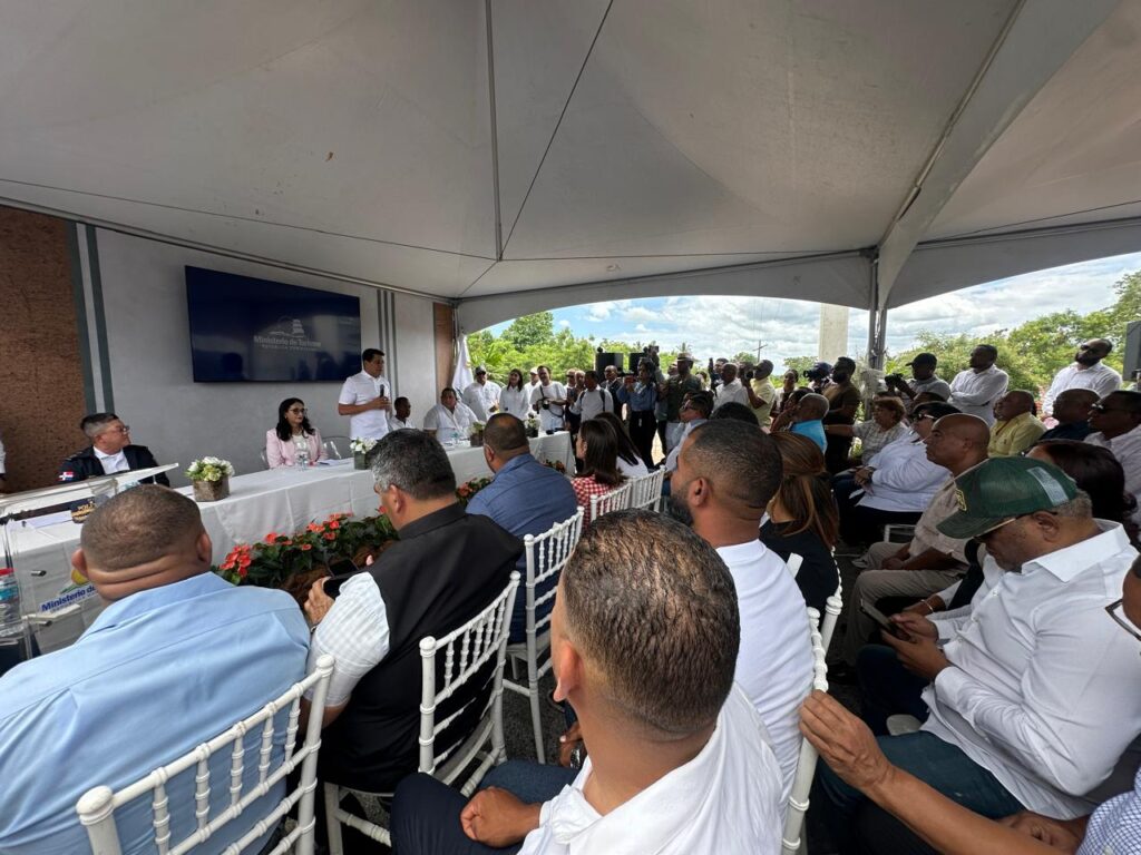 Turismo inicia construcción de parque-parador fotográfico en Las Clavellinas, Azua