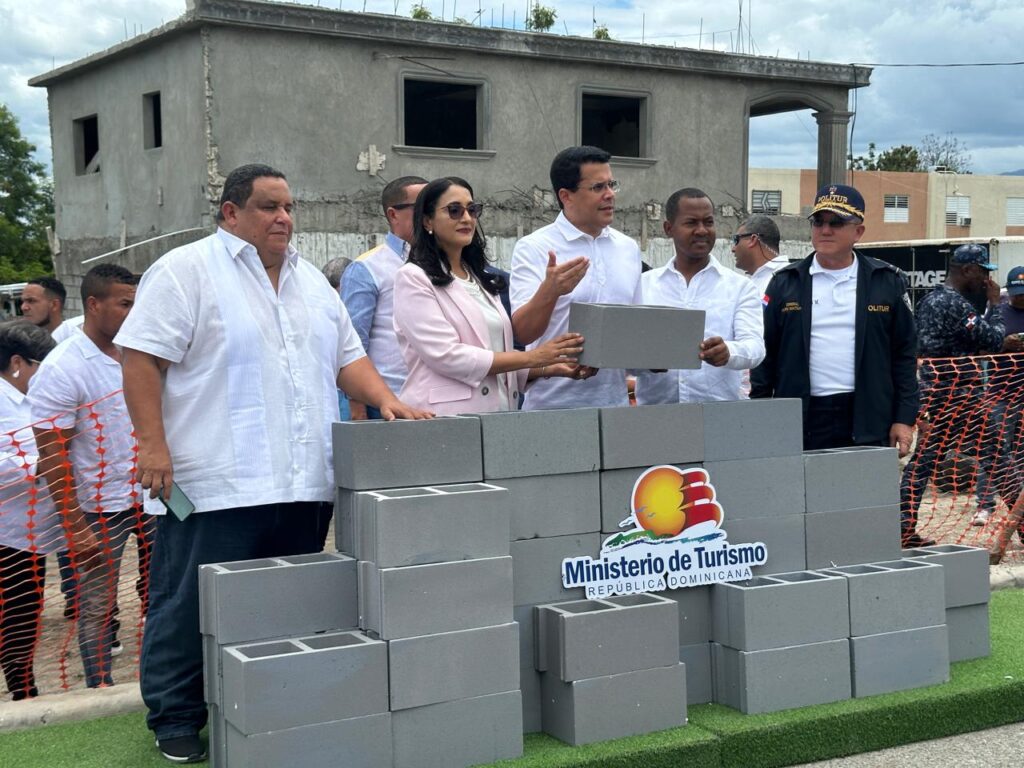 Turismo inicia construcción de parque-parador fotográfico en Las Clavellinas, Azua