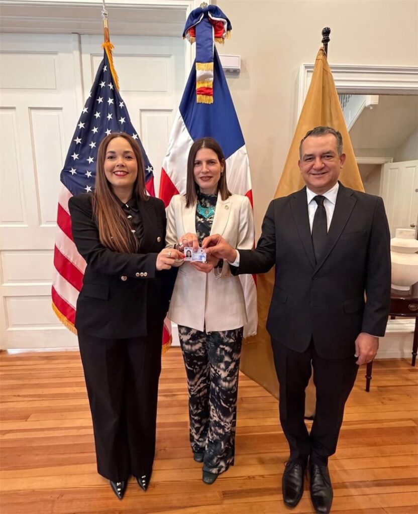 Hirayda Marcelle Fernández Guzmán, miembro titular y coordinadora del Voto en el Exterior de la JCE; María Isabel Castillo Báez, embajadora dominicana en Estados Unidos; y omán Andrés Jáquez Liranzo, presidente de la JCE.