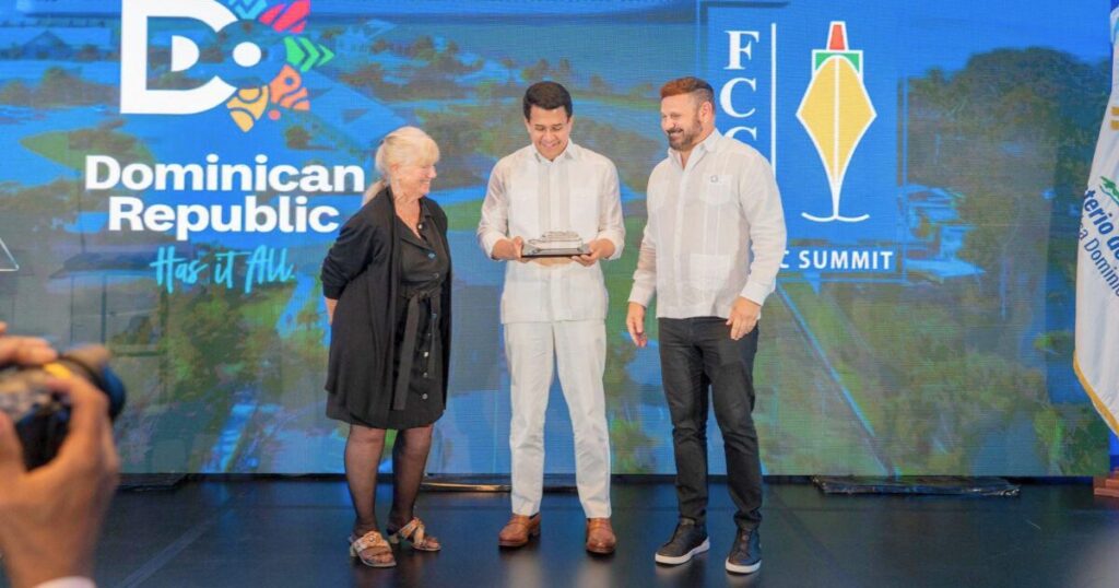 La FCCA reconoce a David Collado por el auge del turismo de cruceros en RD
