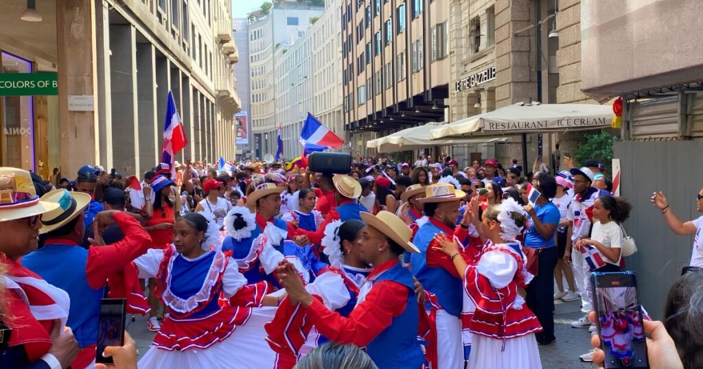 Milán volvió a vestirse de dominicano con la quinta Parada Dominicana en Italia