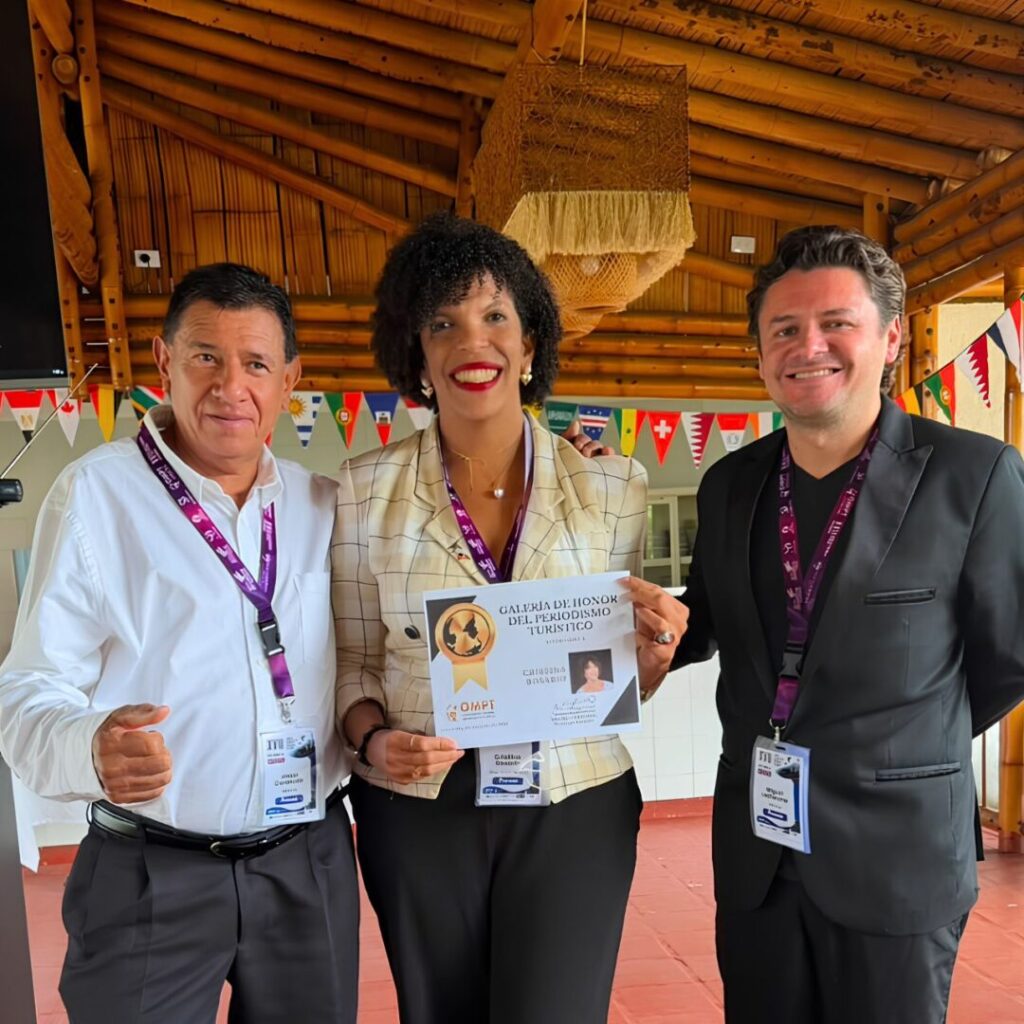 Cristina Rosario junto a Jesús Coronado, integrante de la Galería de Honor de los Periodistas Turísticos de la OMPT, y Miguel Ledhesma, presidente y fundador de la OMPT.