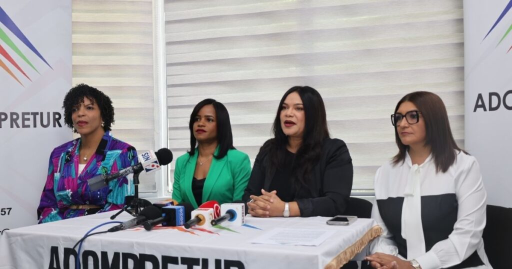 Cristina Rosario, Millizen Uribe, Sarah Hernández y Rosa Lidia Lora.