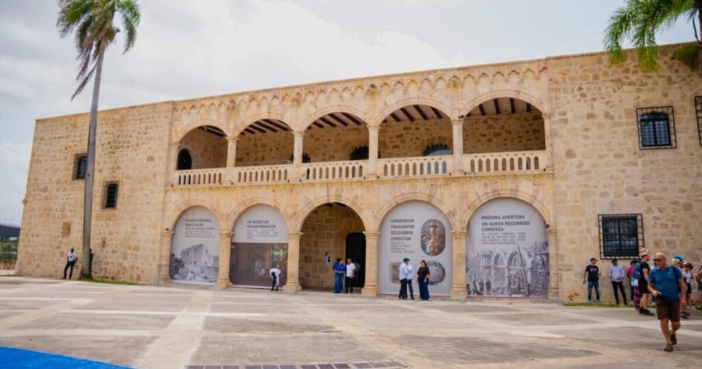 Mitur entrega el Alcázar de Colón restaurado e inicia nueva iluminación en la Ciudad Colonial