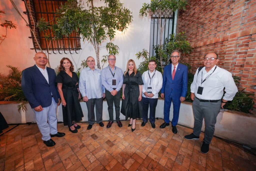 Representantes del congreso, ejecutivos del Popular e invitados participaron en la
recepción de bienvenida del XXXI Congreso Internacional de Arqueología del Caribe.