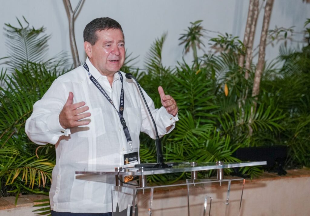 El señor Adolfo López Belando, presidente del XXXI Congreso Internacional de
Arqueología del Caribe.
