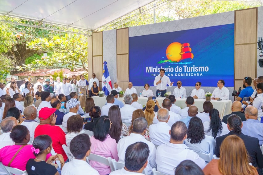 David Collado inicia remodelación de la playa Los Almendros y el malecón de Baní